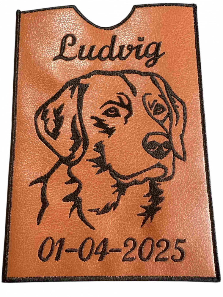 Etui til hundepas i kunstlæder med navn og dato