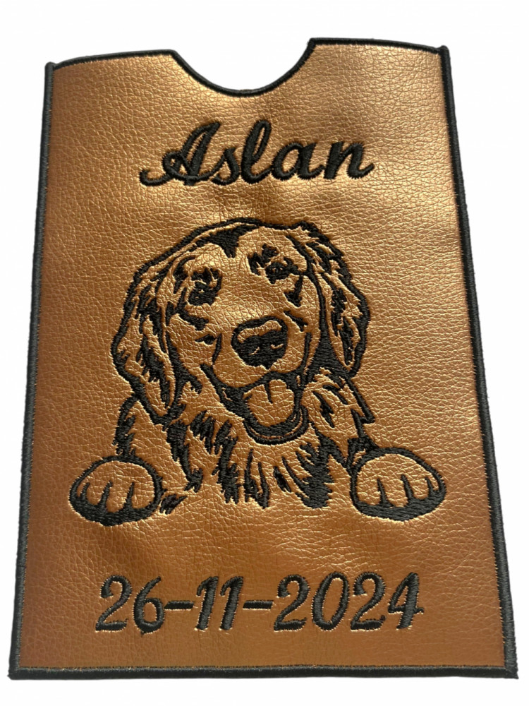 Etui til hundepas i kunstlæder med navn og dato