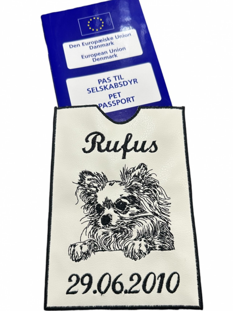 Etui til hundepas i kunstlæder med navn og dato