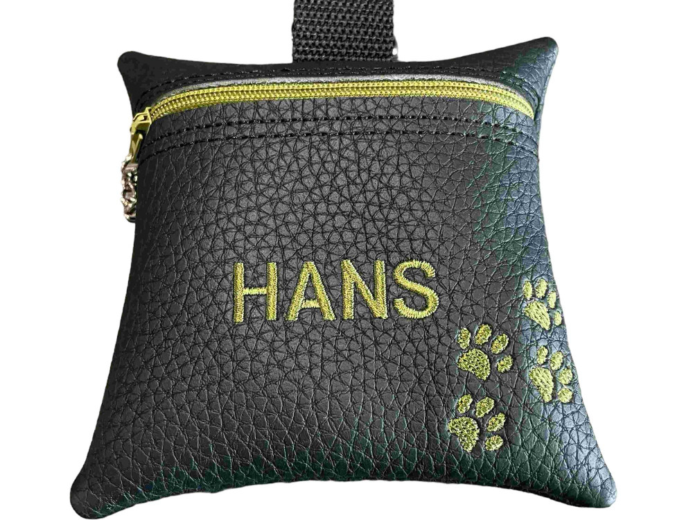 Godbidstaske i sort kunstlæder med poter og navn