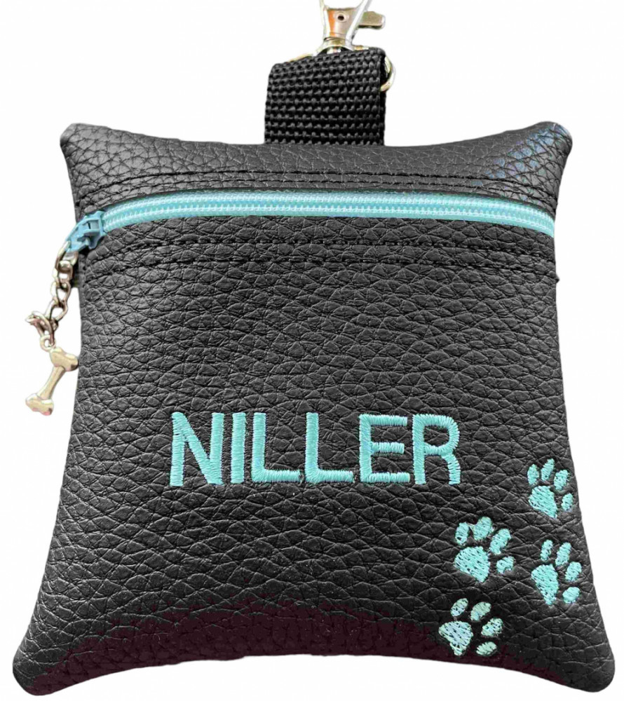 Godbidstaske i sort kunstlæder med poter og navn