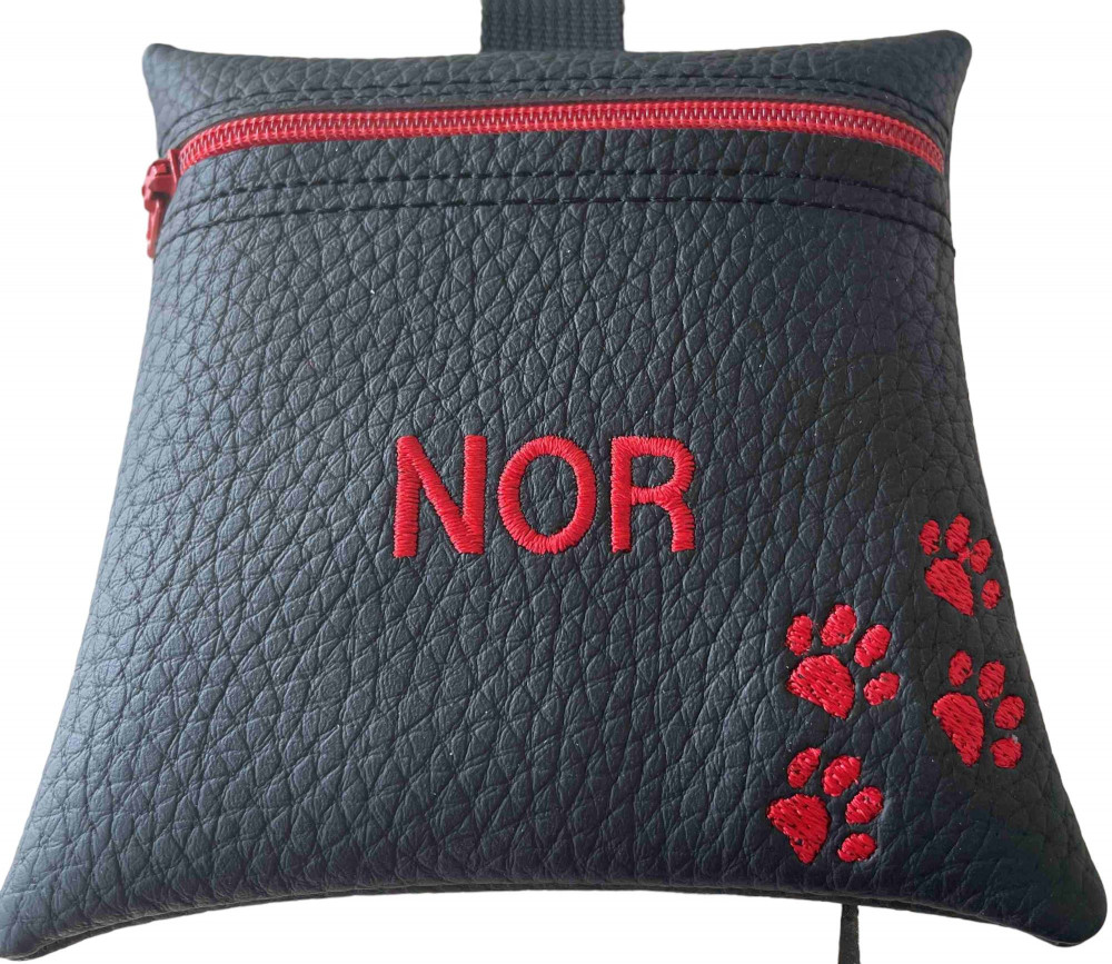 Godbidstaske i sort kunstlæder med poter og navn