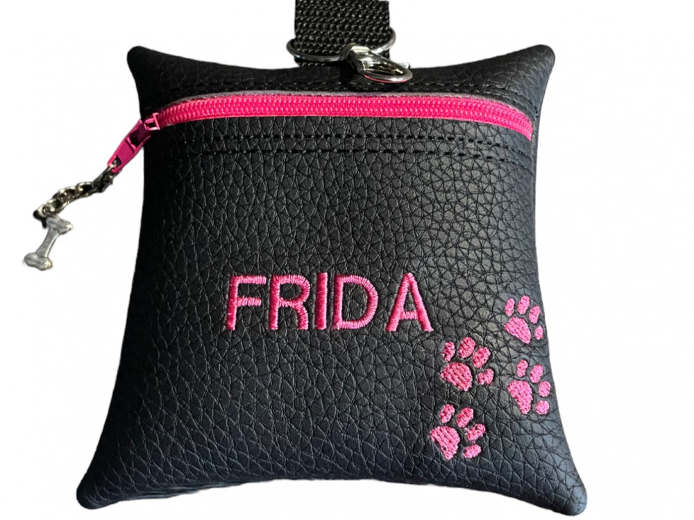 Godbidstaske i sort kunstlæder med poter og navn