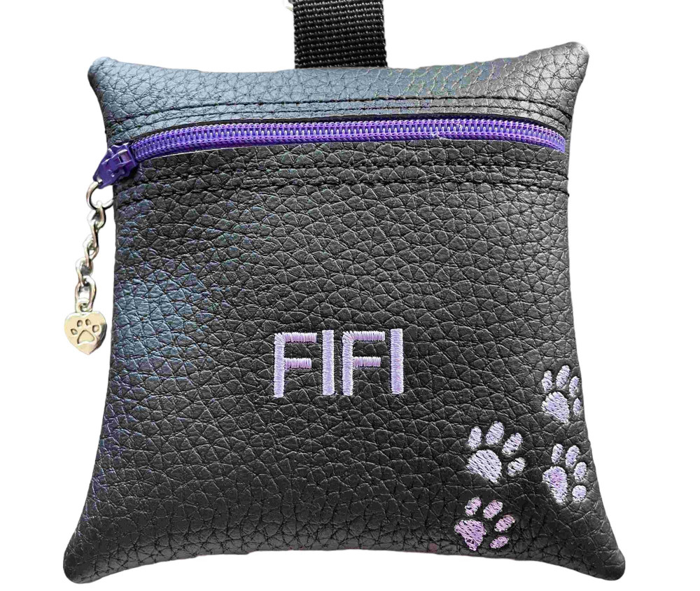 Godbidstaske i sort kunstlæder med poter og navn