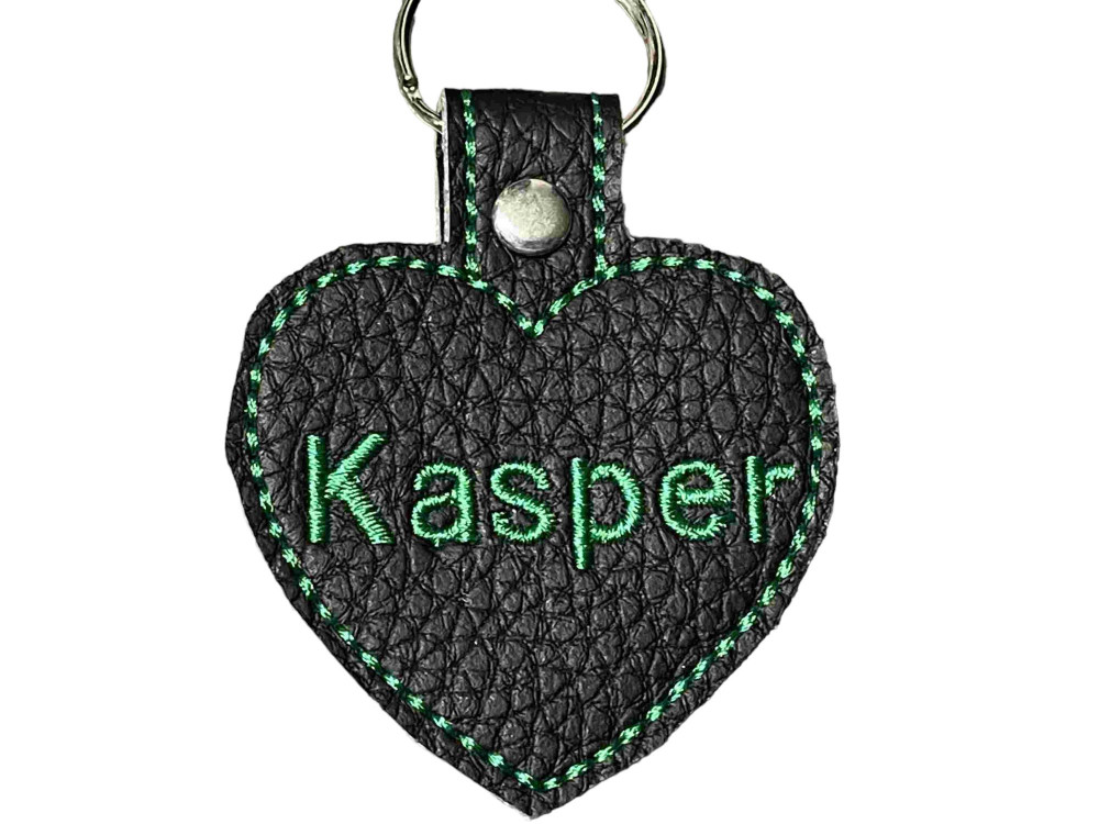 Navnetags hjerter i sort kunstlæder