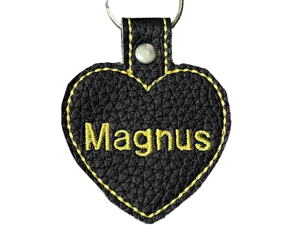 Navnetags hjerter i sort kunstlæder