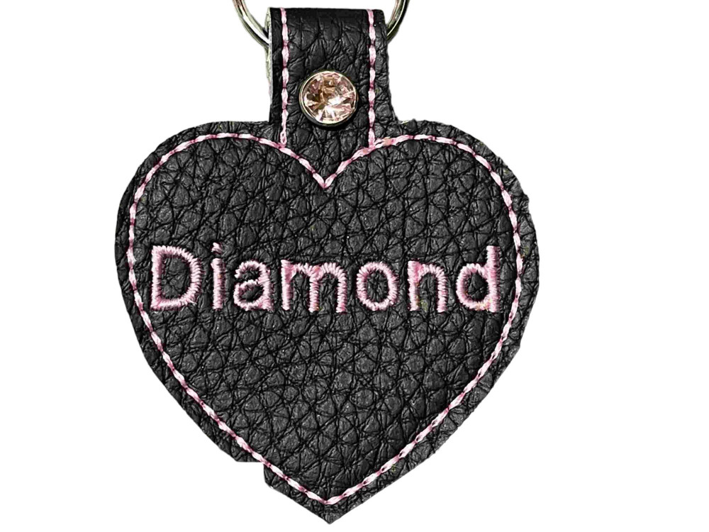 Navnetags hjerter i sort kunstlæder