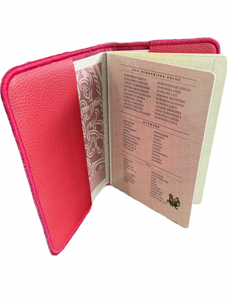 Pasomslag i kunstlæder med motiv