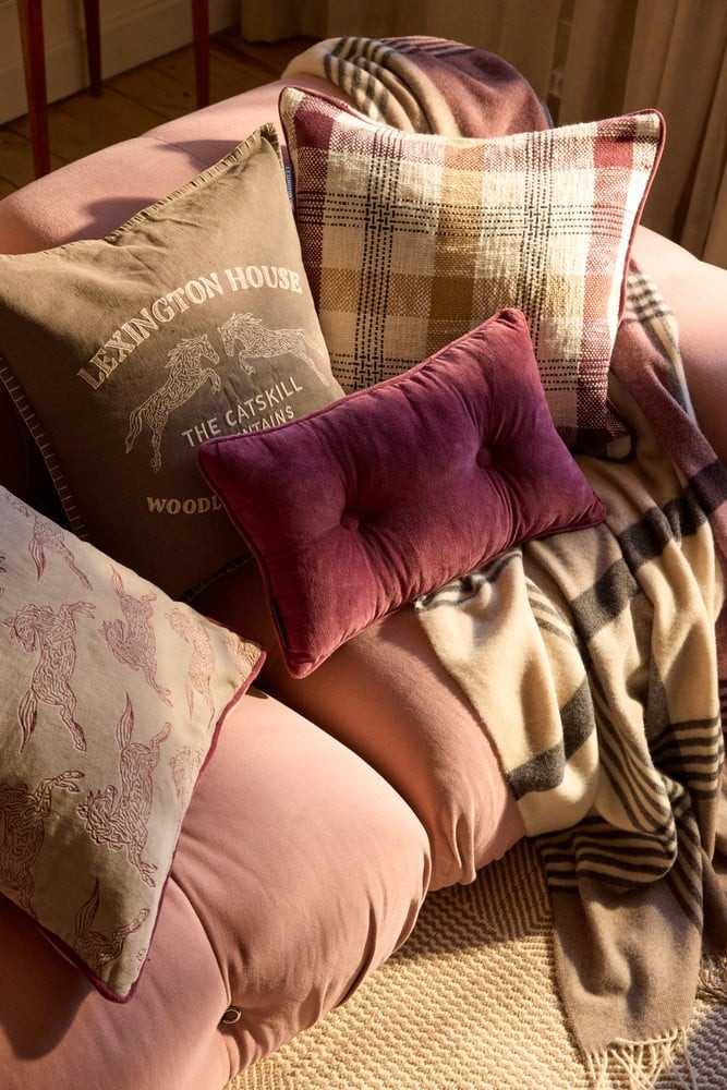 Lexington Knappet økologisk bomuldsvelour pude 50x30, bordeaux