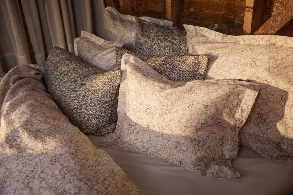 Lexington sengesæt i bomuldssatin med efterårsblademotiv, hvid/beige