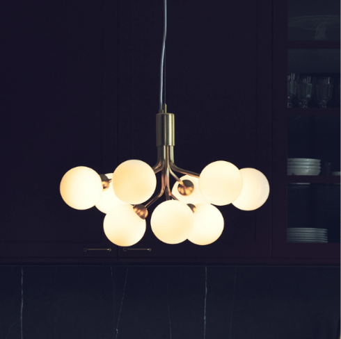 Nuura Apiales 9 Lysekrone Brushed Brass/Opal White