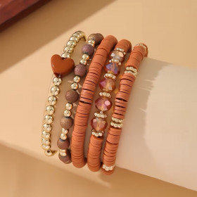 Armbåndsæt med 5 armbånd og hjertevedhæng. Brun