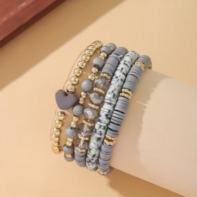 Armbåndsæt med 5 armbånd og hjertevedhæng. Grå