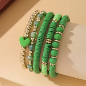 Armbåndsæt med 5 armbånd og hjertevedhæng. Grøn