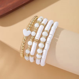Armbåndsæt med 5 armbånd og hjertevedhæng. Hvid