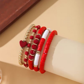 Armbåndsæt med 5 armbånd og hjertevedhæng. Rød