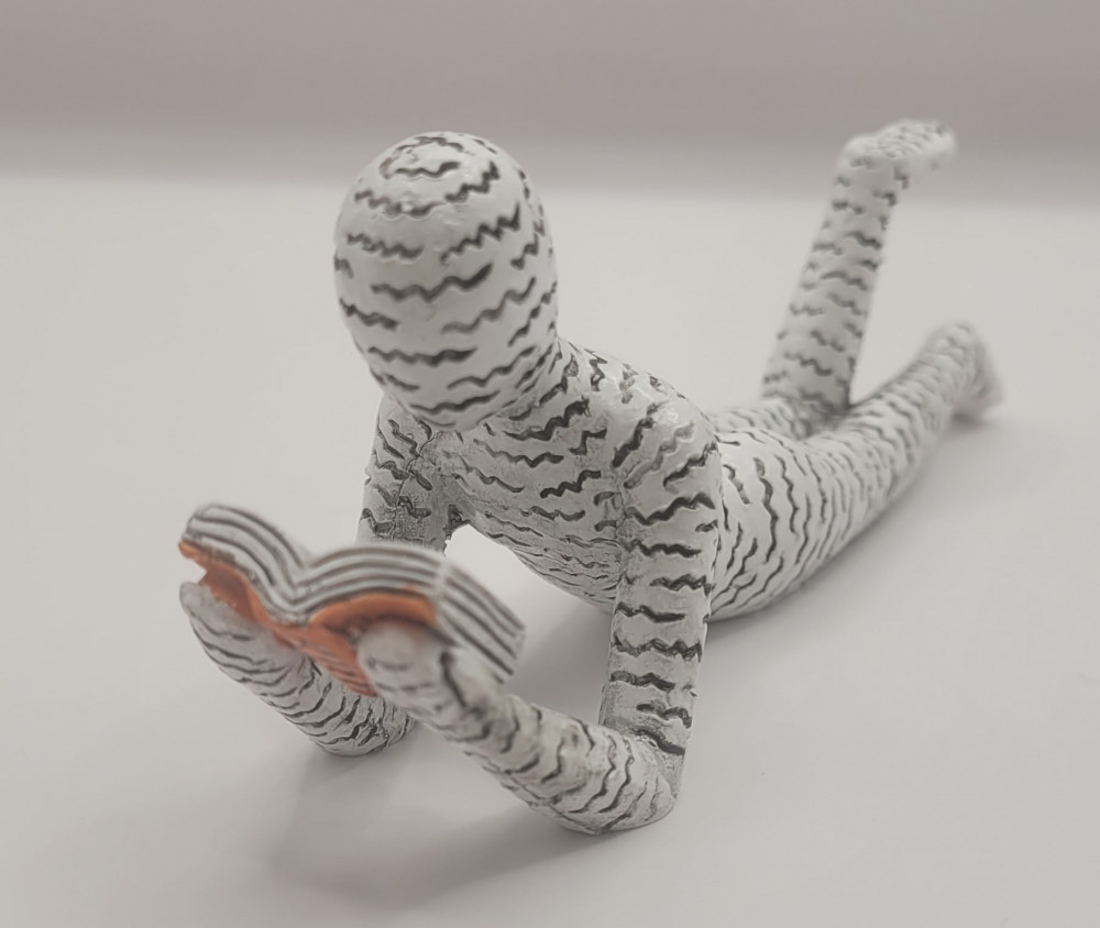 Bogro-figur maveliggende, hvid