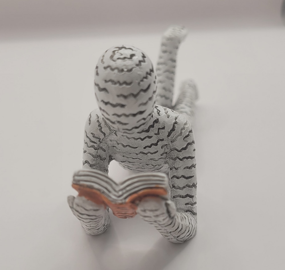 Bogro-figur maveliggende, hvid