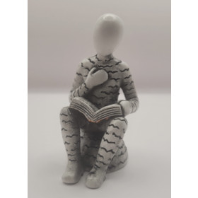 Bogro-figur siddende med hånden på brystet