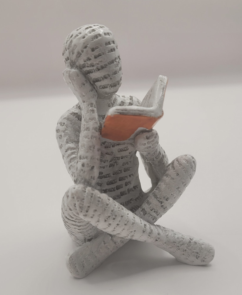 Bogro-figur siddende med hovdet i hånden