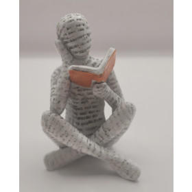 Bogro-figur siddende med hovdet i hånden