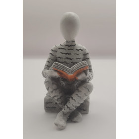 Bogro-figur siddende og læse