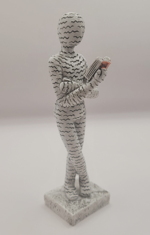 Bogro-figur stående og læser, hvid