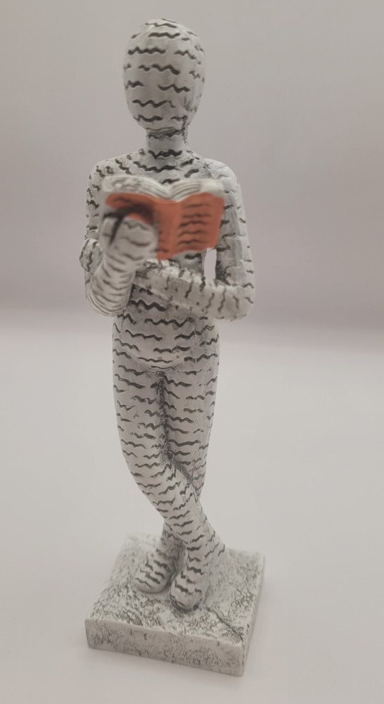 Bogro-figur stående og læser, hvid