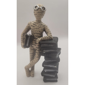 Bogro-figur stående ved bogstak. Brun