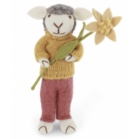 Får med røde bukser, gul bluse og påskelilje 27cm