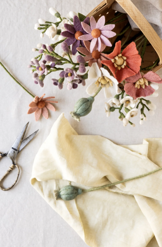 Filtet blåregn med lilla blomster 