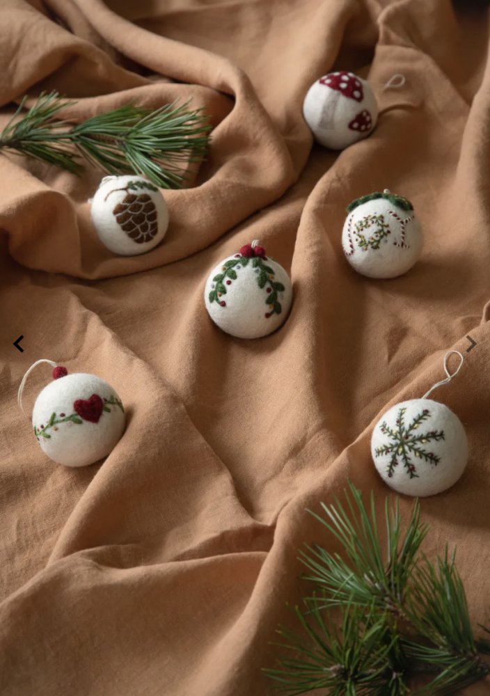 Filtet julekugle med broderet guirlande