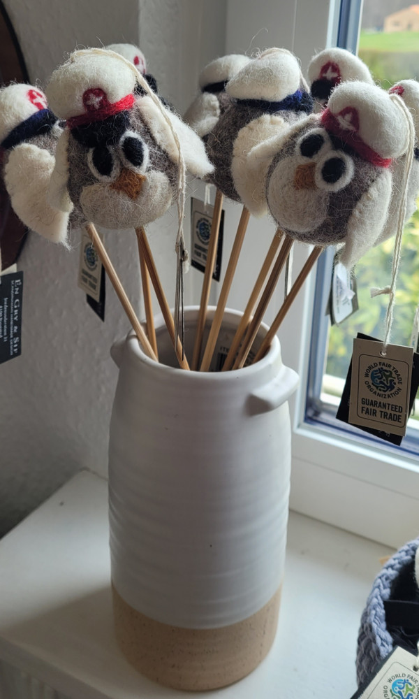 Filtet ugle med blå studenterhue på pind