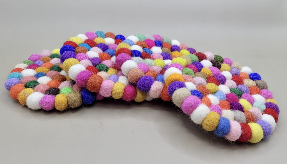 Glasbrikker i kulørte filt.