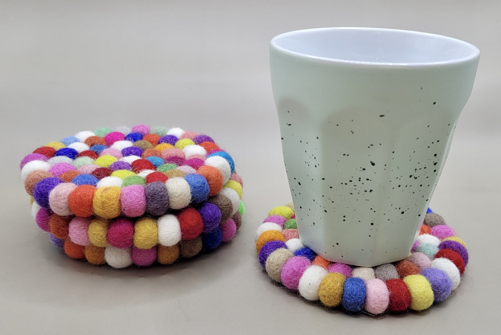 Glasbrikker i kulørte filt.