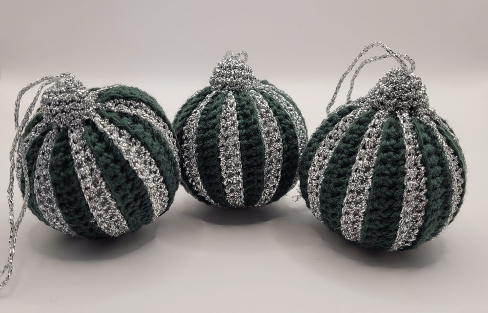 Hæklet julekugle grøn/sølv