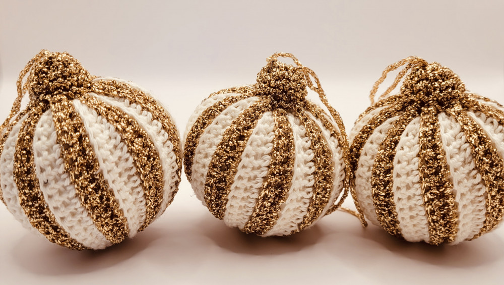 Hæklet julekugle hvid/guld