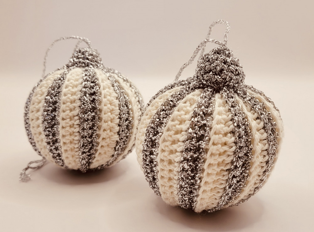 Hæklet julekugle hvid/sølv
