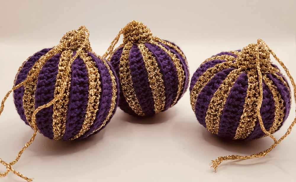 Hæklet julekugle lilla/guld
