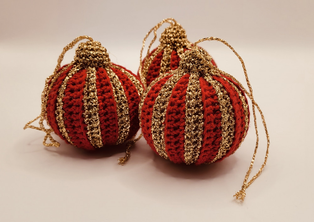 Hæklet julekugle rød/guld