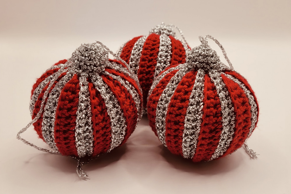 Hæklet julekugle rød/sølv