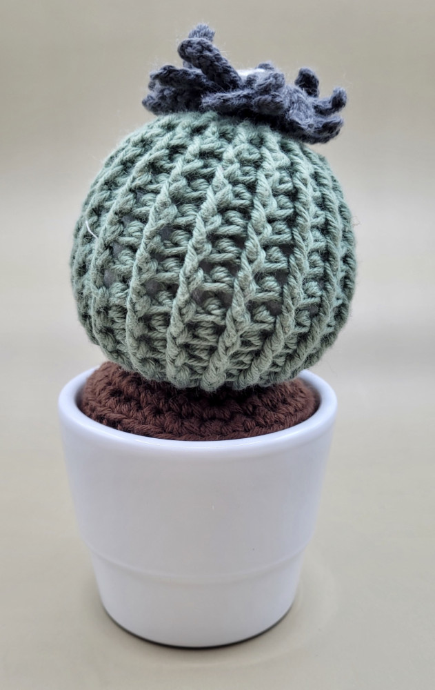 Hæklet rund, grøn kaktus med urtepotte