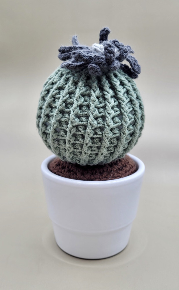 Hæklet rund, grøn kaktus med urtepotte