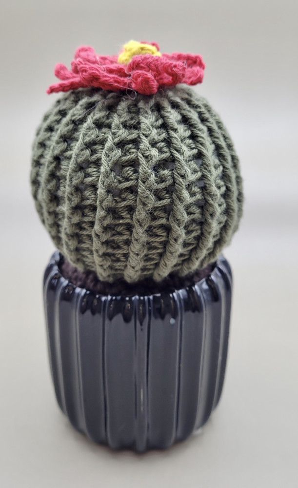 Hæklet rund, grøn kaktus med urtepotte