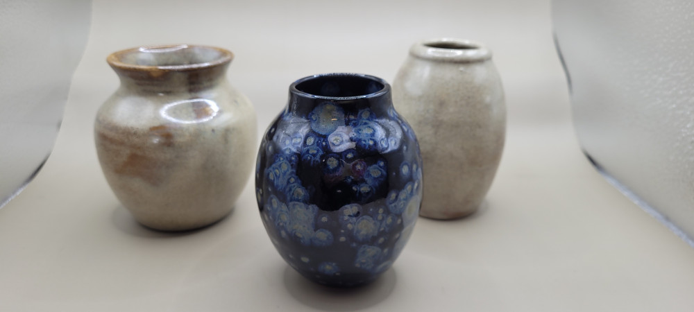 Håndlavet minivase med blåt mønster