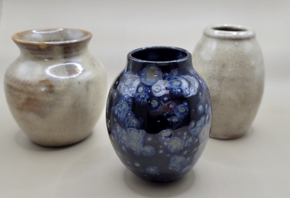 Håndlavet minivase, sandfarvet og rund kant.