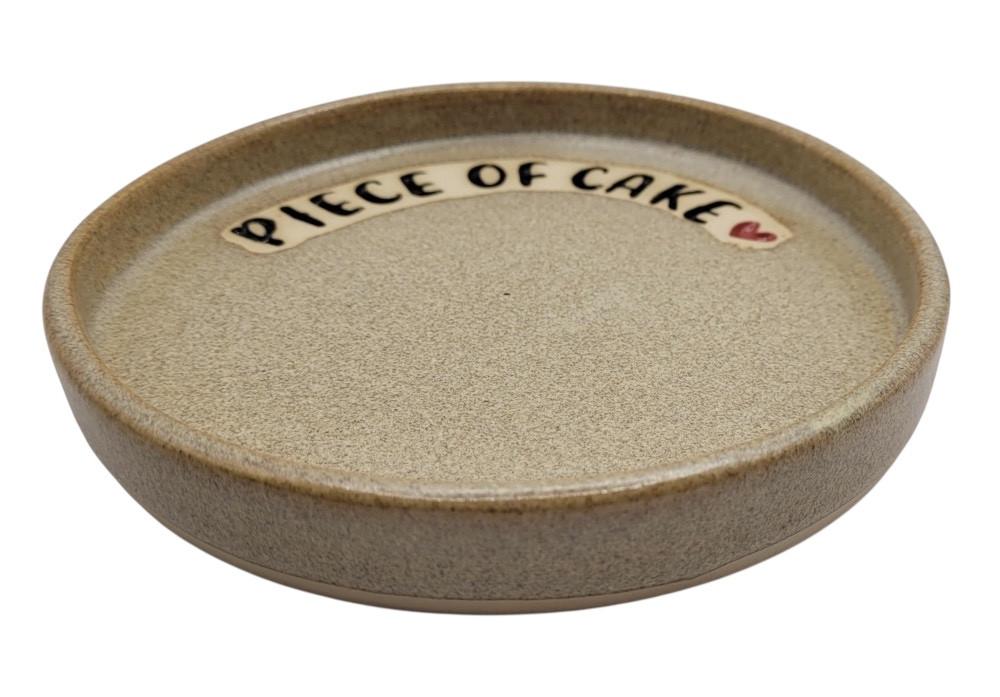 Kagetallerken i keramik, sandfarvet