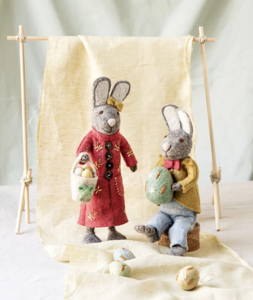 Kanin med rød frakke og kurv 27cm