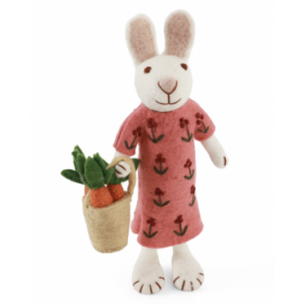 Kanin med rød kjole og kurv med gulerødder 27cm