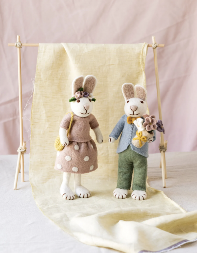 Kanin med rosa bluse og prikket nederdel 27cm